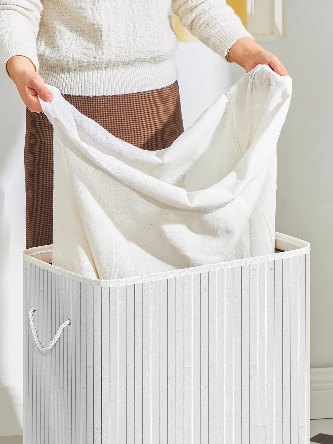 SONGMICS Cesta de lavandería con tapa, 2 compartimentos, de bambú, con bolsa extraíble lavable, bolsa extraíble, asas de algodón, 100 l, para colada, dormitorio, Blanco/Gris/Natural/Negro