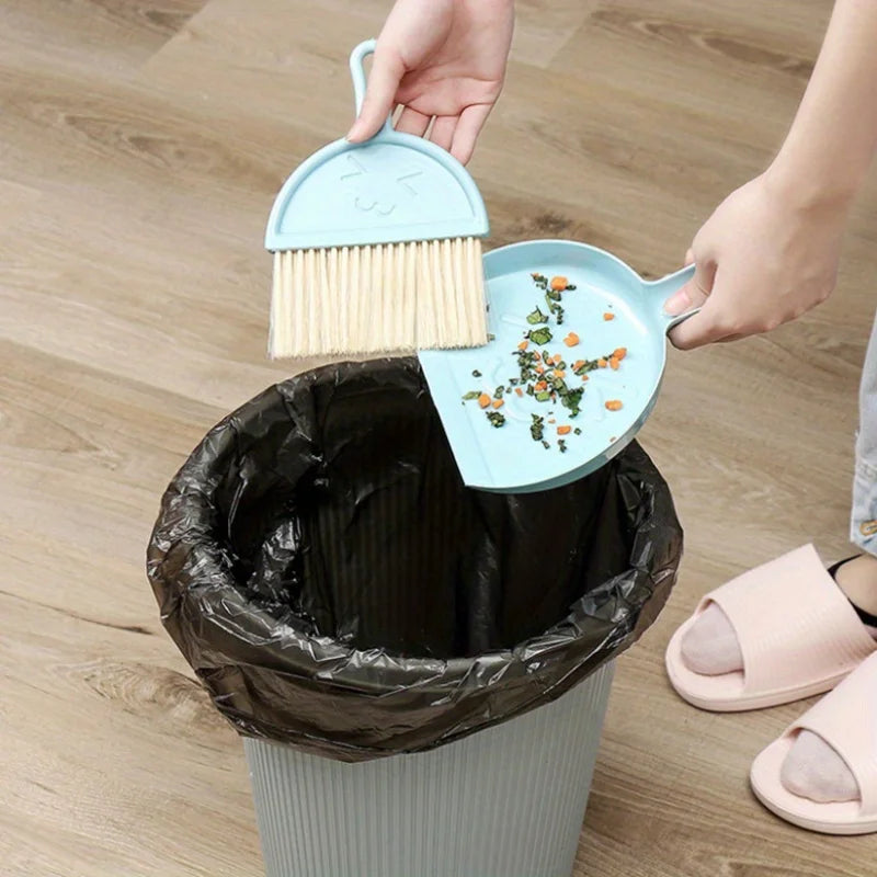 Mini juego de escobas de escritorio, combinación creativa de pala y cepillo de plástico para barrer el cabello y el polvo, herramienta de limpieza eficiente